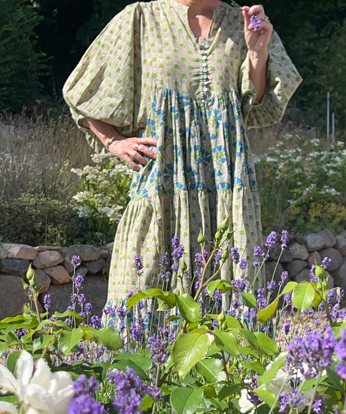 Cotton dress with ballon sleeves, generous widths, 3 panels. Block printed. Side pockets