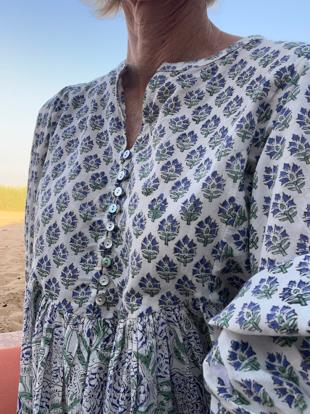 Cotton dress with ballon sleeves, generous widths, 3 panels. Block printed. Side pockets