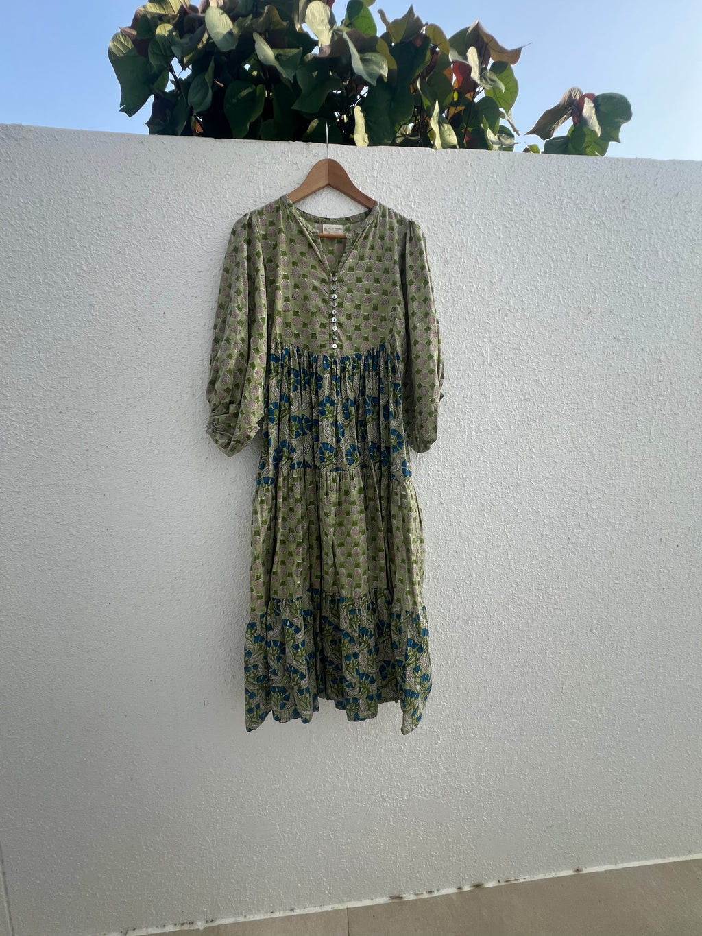 Cotton dress with ballon sleeves, generous widths, 3 panels. Block printed. Side pockets