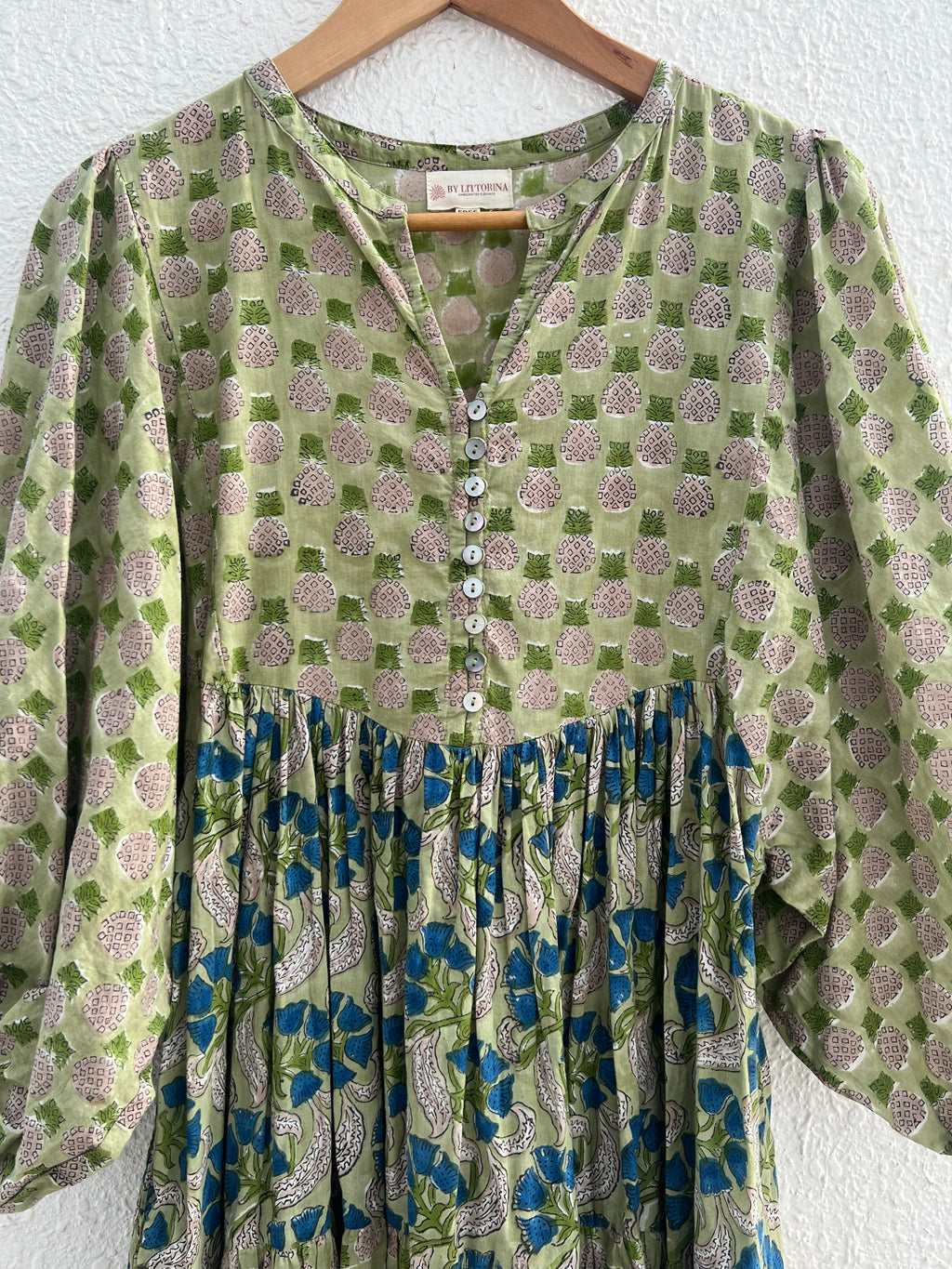 Cotton dress with ballon sleeves, generous widths, 3 panels. Block printed. Side pockets