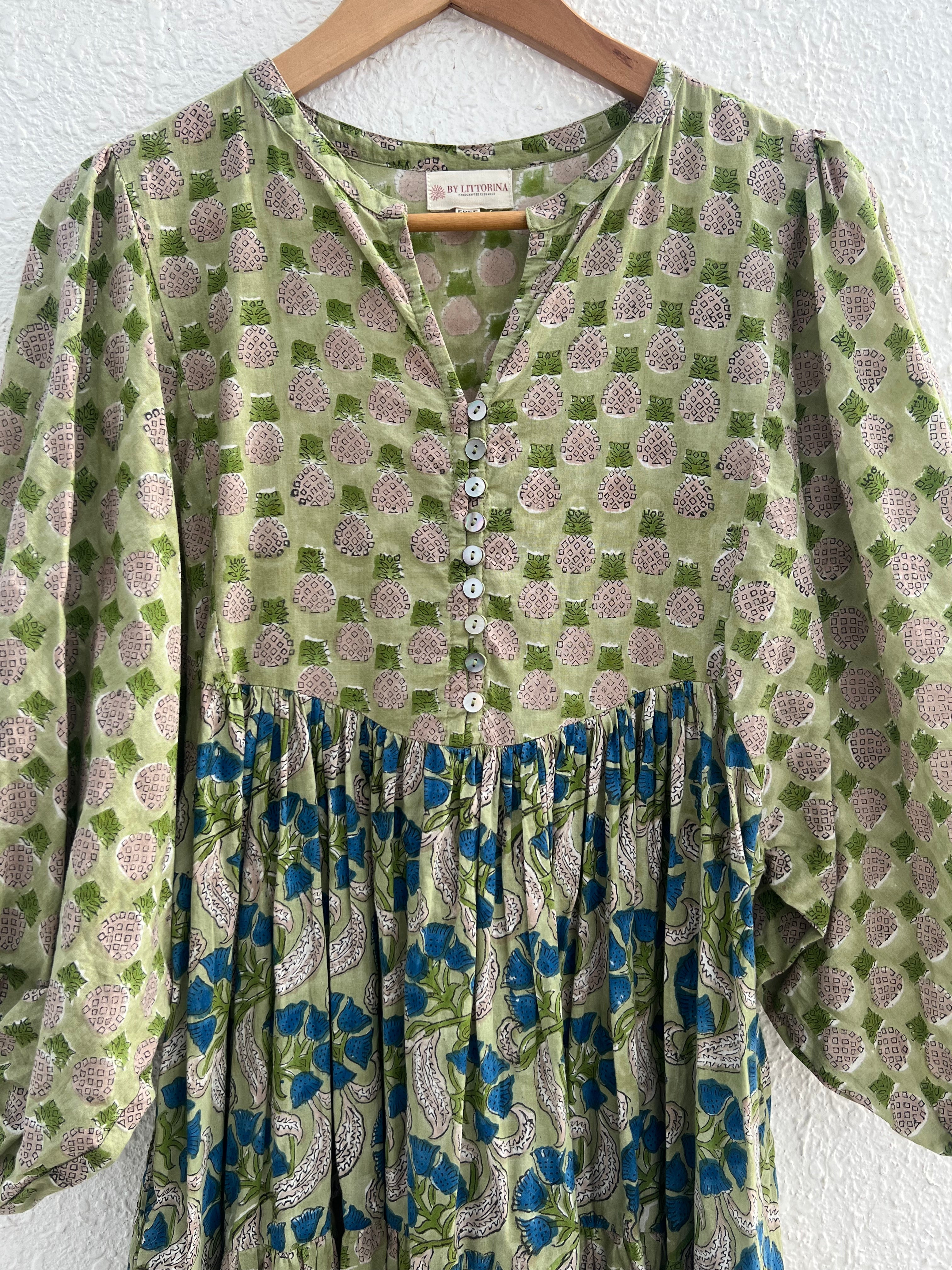 Cotton dress with ballon sleeves, generous widths, 3 panels. Block printed. Side pockets