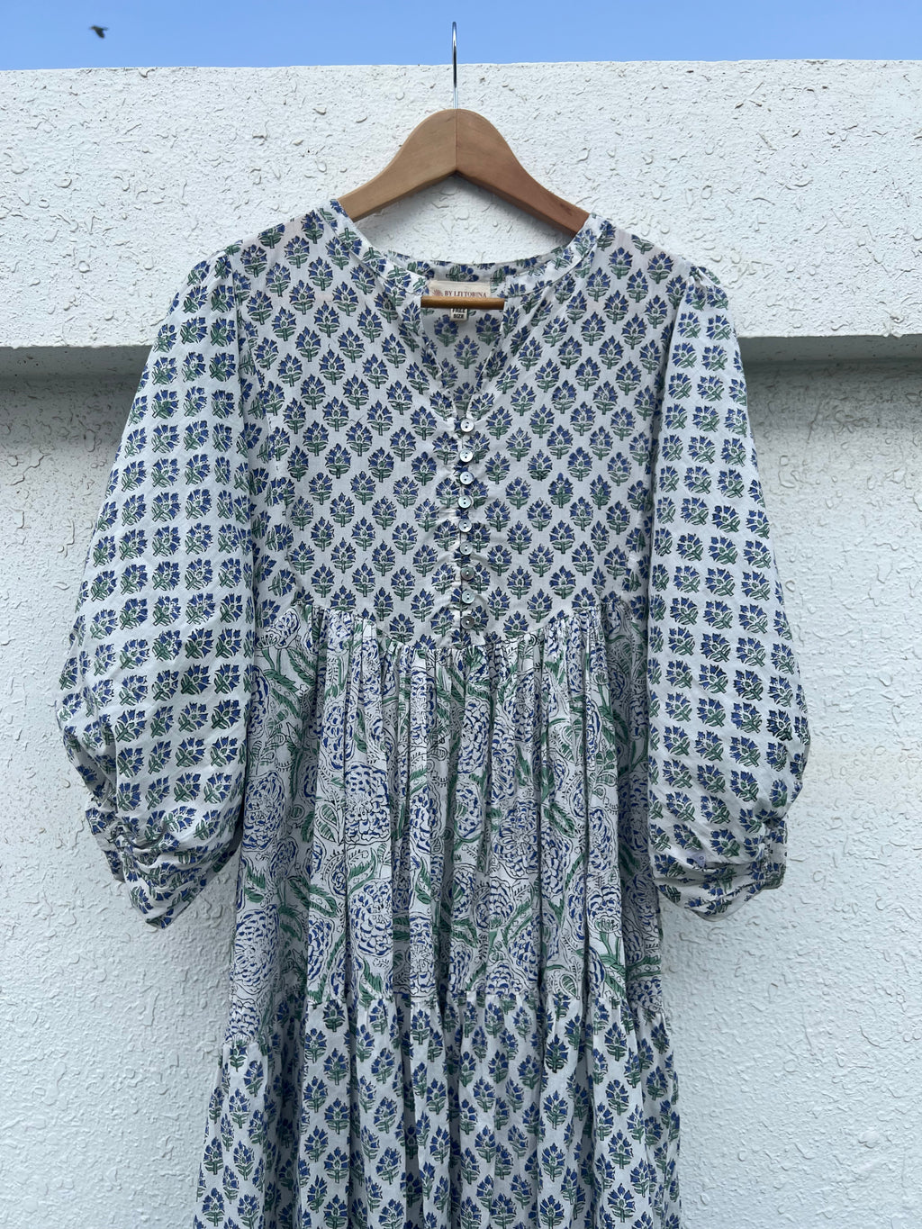 Cotton dress with ballon sleeves, generous widths, 3 panels. Block printed. Side pockets
