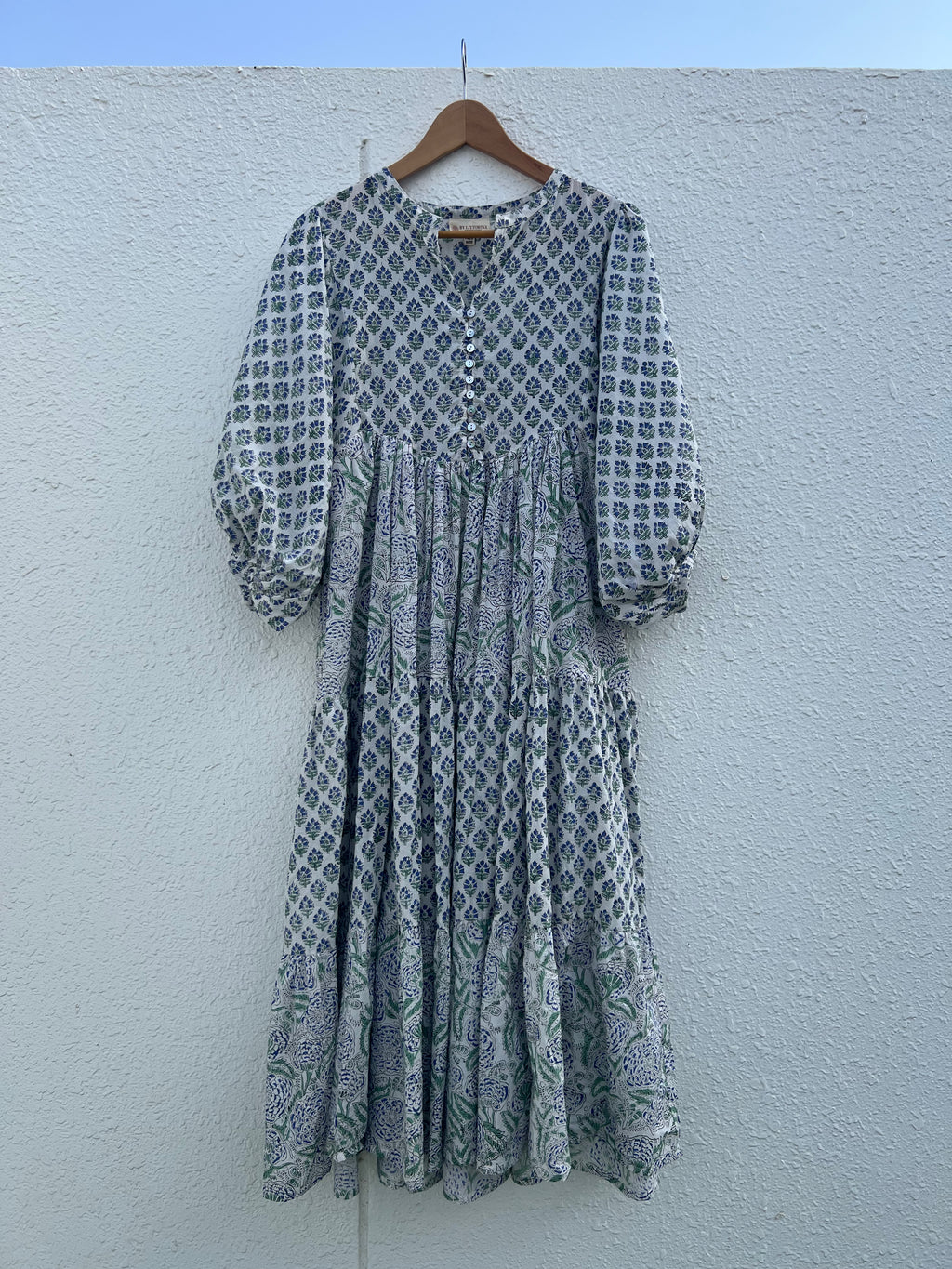 Cotton dress with ballon sleeves, generous widths, 3 panels. Block printed. Side pockets