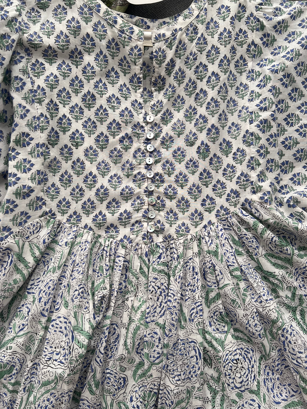 Cotton dress with ballon sleeves, generous widths, 3 panels. Block printed. Side pockets
