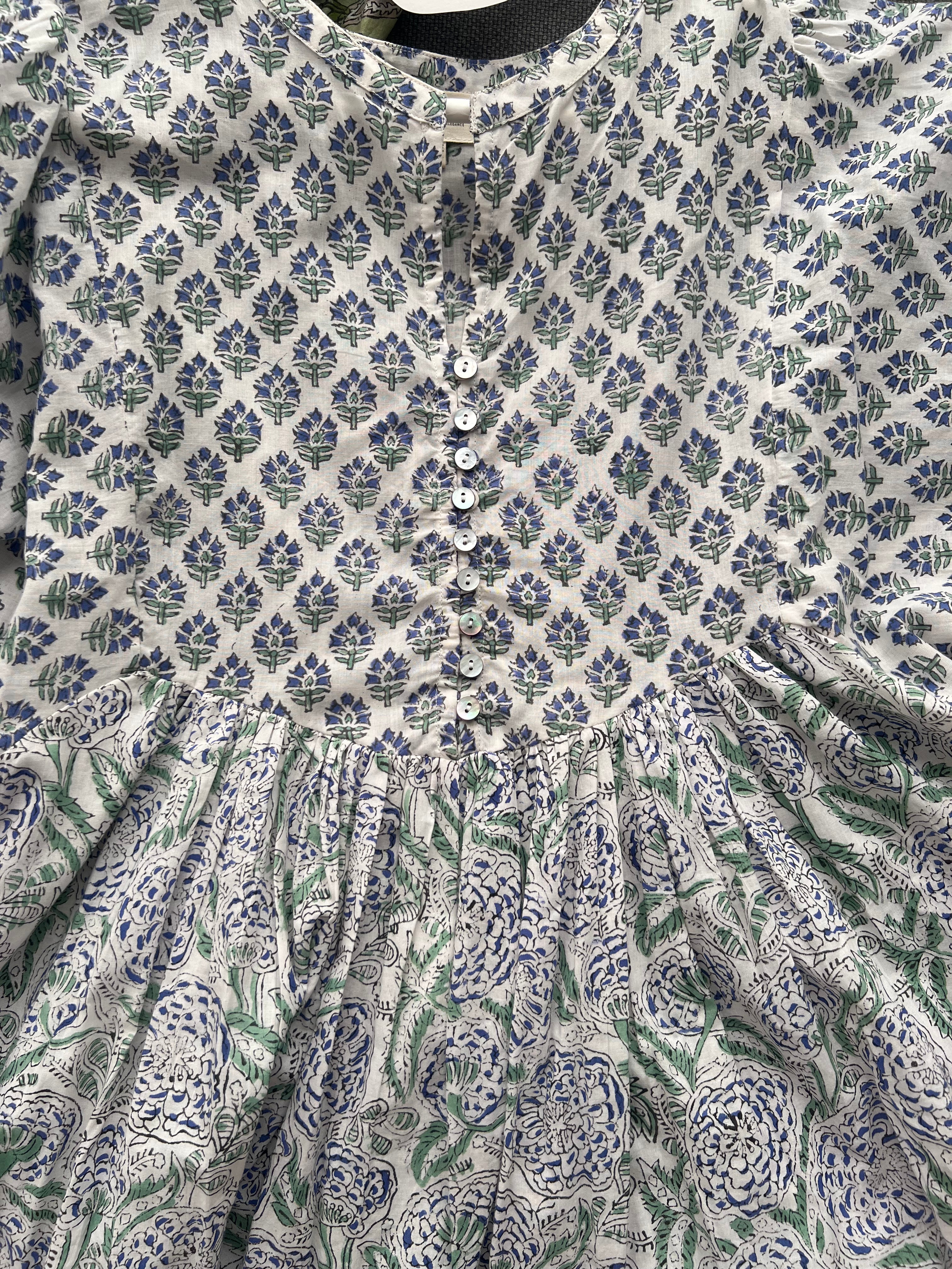 Cotton dress with ballon sleeves, generous widths, 3 panels. Block printed. Side pockets