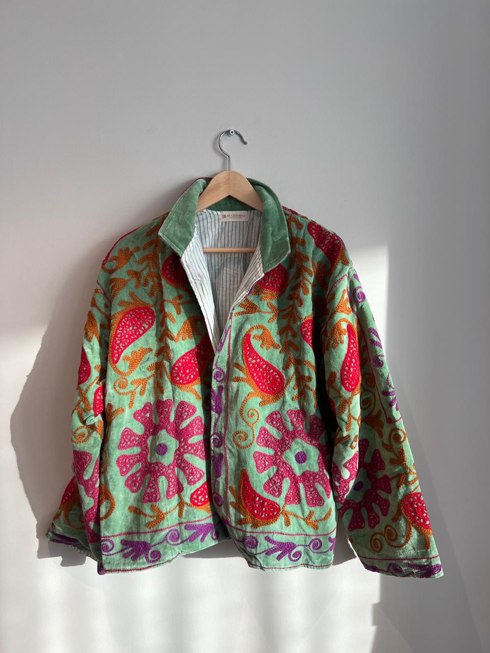 Broderad sammetsjacka